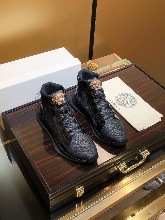 商品名称：Versace 范思哲 正规码数: 38-44 高帮鞋 商品材料：精选 牛皮鞋面，柔软羊皮内里；原厂大底。